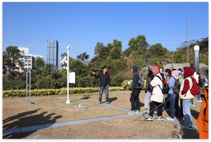 中大校友韦汉勇师兄为学弟学妹们介绍各种气象监测仪器