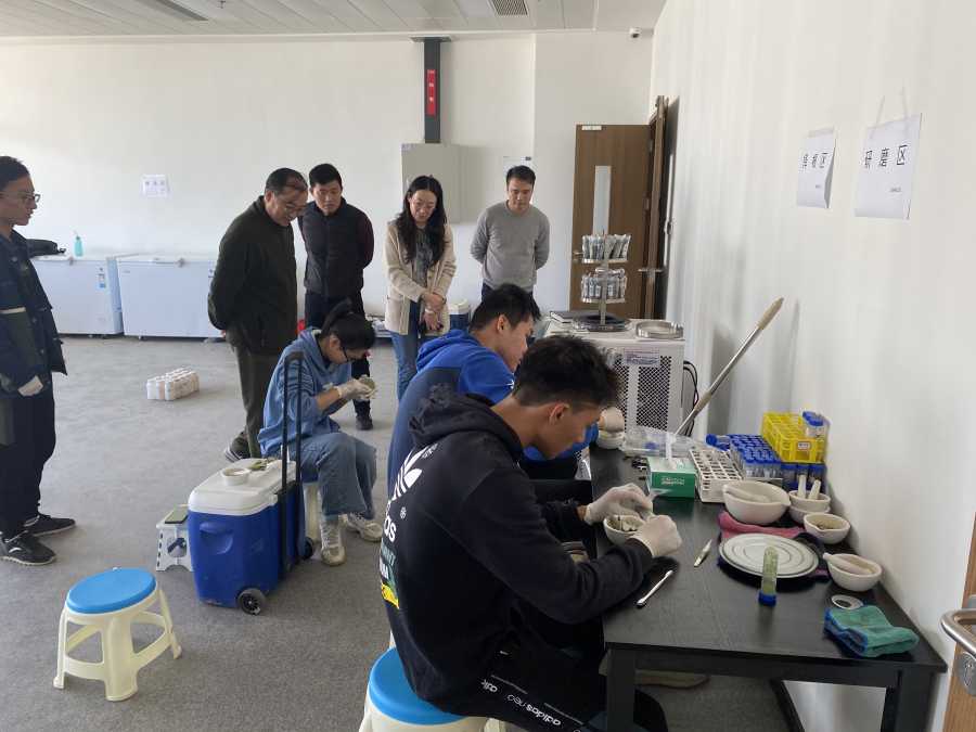 仍在实验室进行研磨等处理工作的同学们