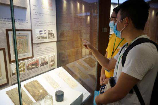 全体师生党员赴开平市博物馆参观学习