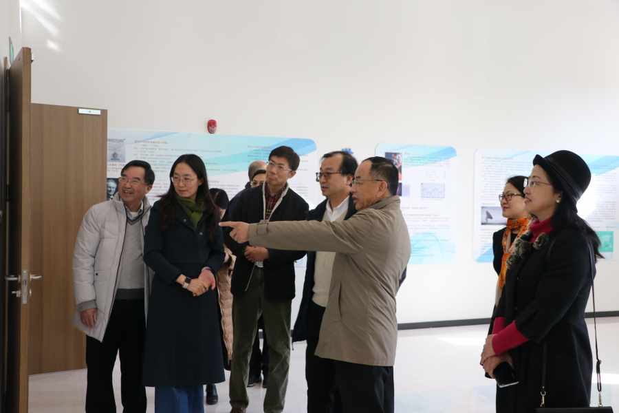 潘明副主席一行参观学院院史馆