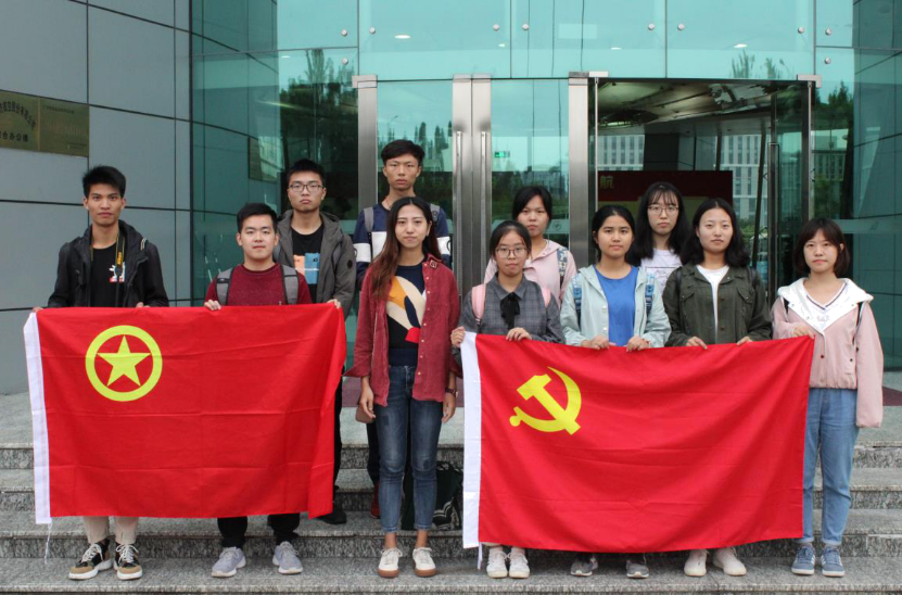 党章学习班在南方航空公司综合办公楼大门前合影留念