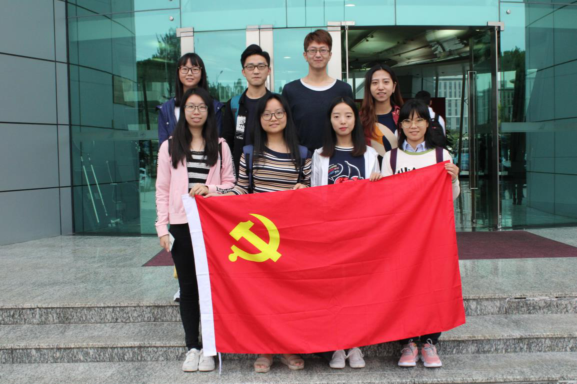 学生党支部在南方航空公司综合办公楼大门前合影留念