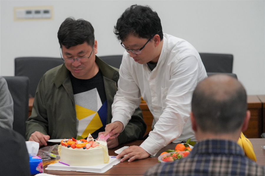 “寿星”教师与大家分享生日蛋糕