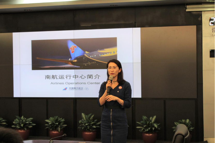 南航运行中心气象室张华艺主任对南航运行中心进行介绍