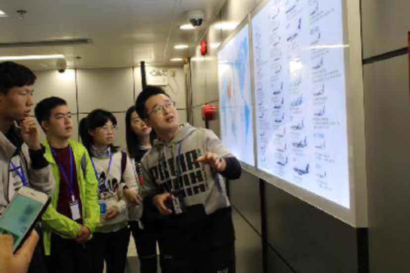 南航运行中心黄腾达先生在参观现场向同学们进行展示与说明