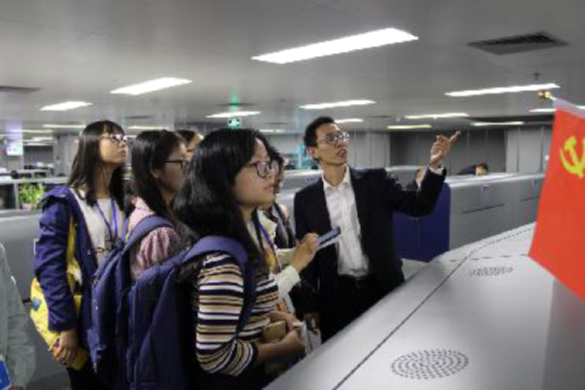 李伟烨先生向队伍进行对实物的说明解释