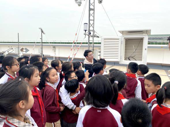 太阳成集团tyc9728学生讲解气象观测仪器