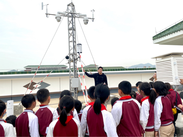 太阳成集团tyc9728学生讲解气象观测仪器