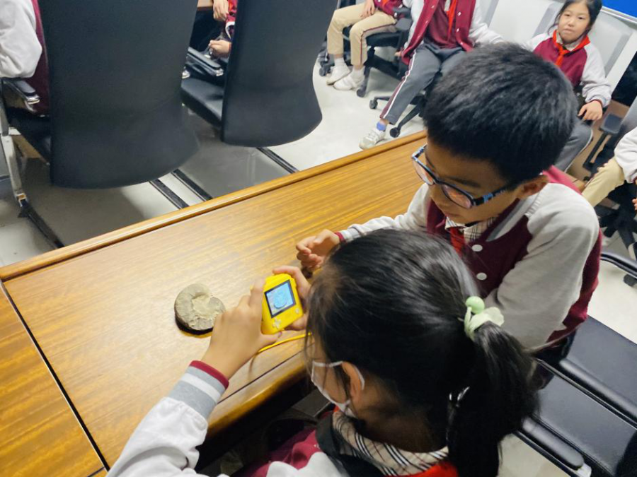 小朋友近距离接触陨石及化石标本