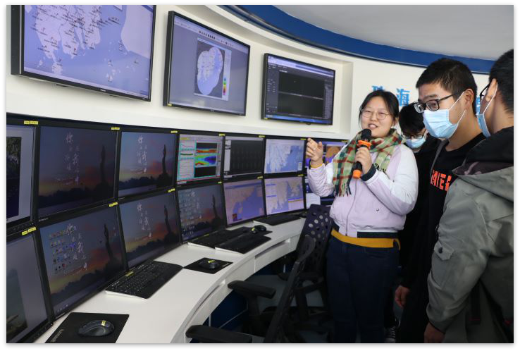 工作人员为同学讲解气象图