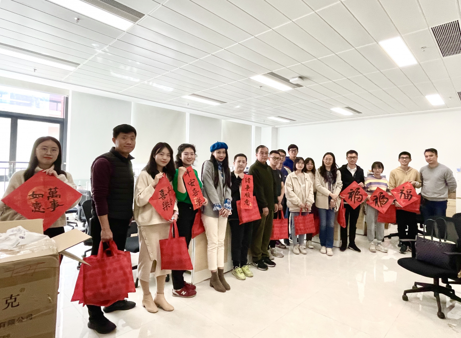 师生于研究生自习室合影