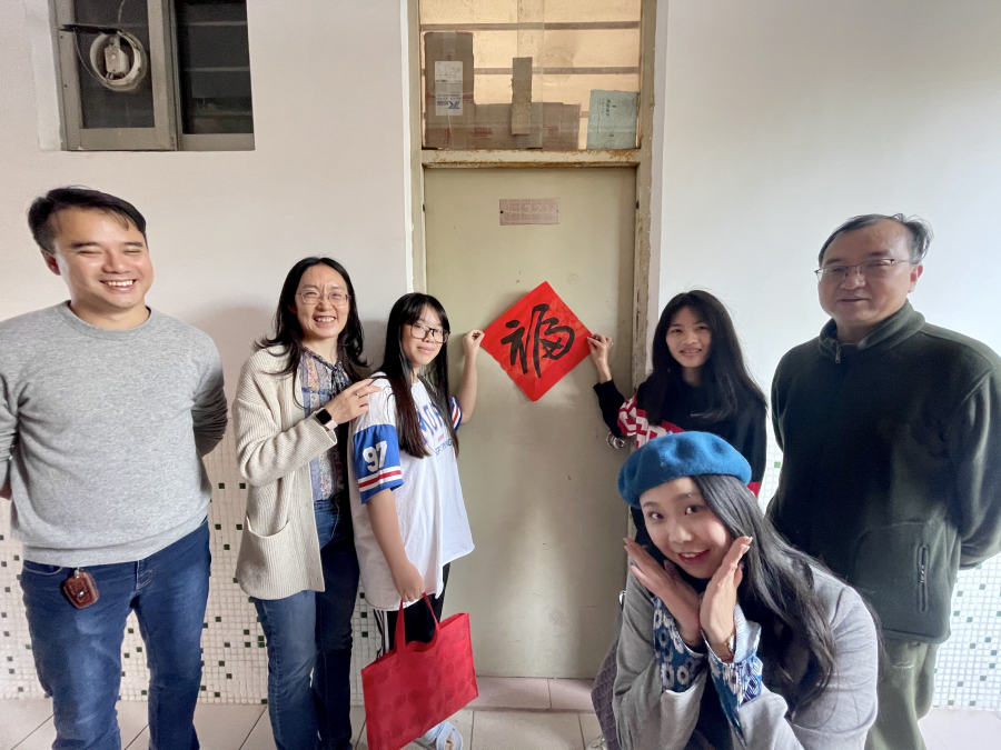 师生在宿舍门口留下“全家福”