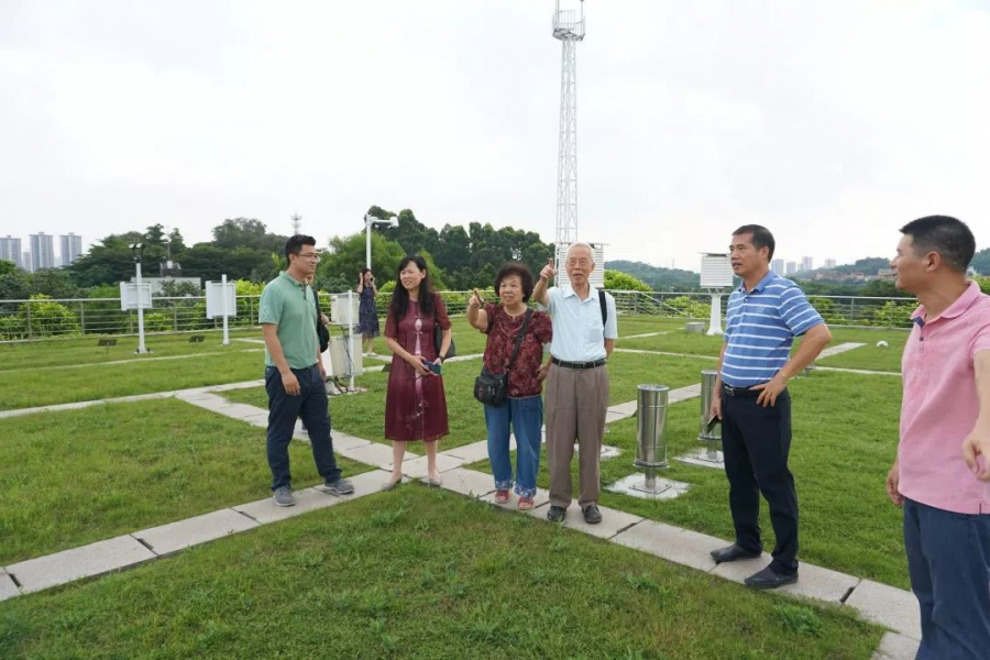 参观气象观测场