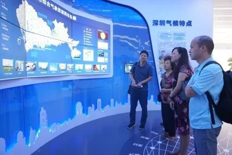 参观气象天文科普展厅、预警预报业务发布中心