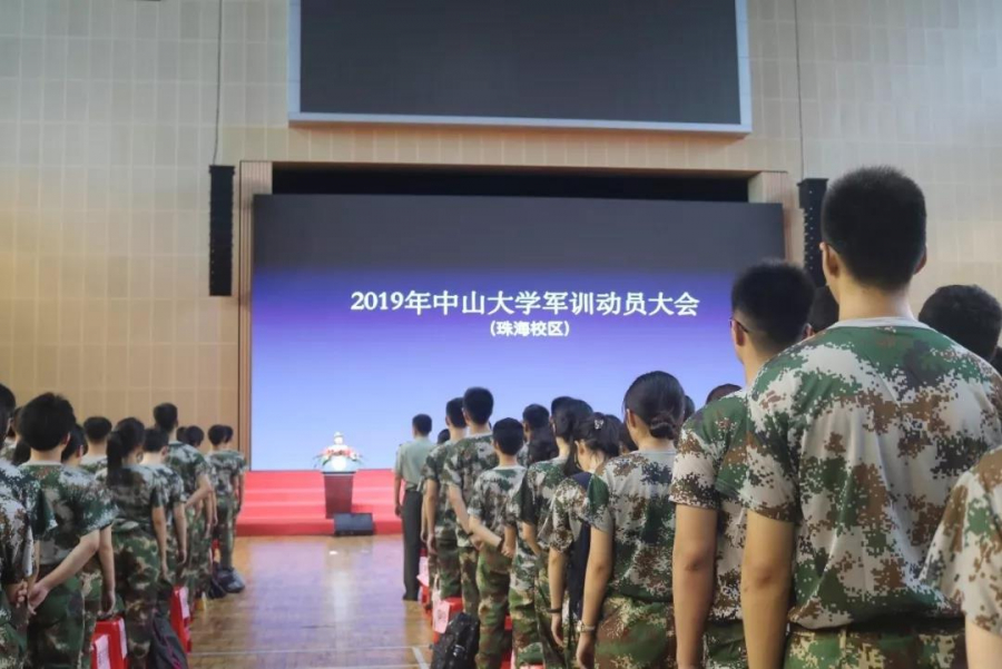 同学们正在认真聆听训导