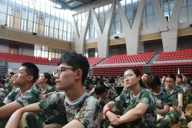 同学们正在认真听讲