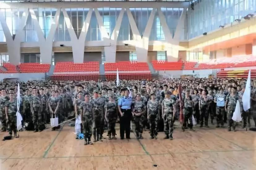 同学们与武艾丽上校合影