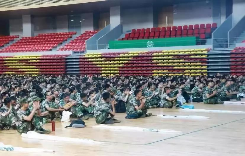 同学们认真听讲座