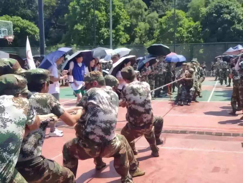 拔河队员齐心协力