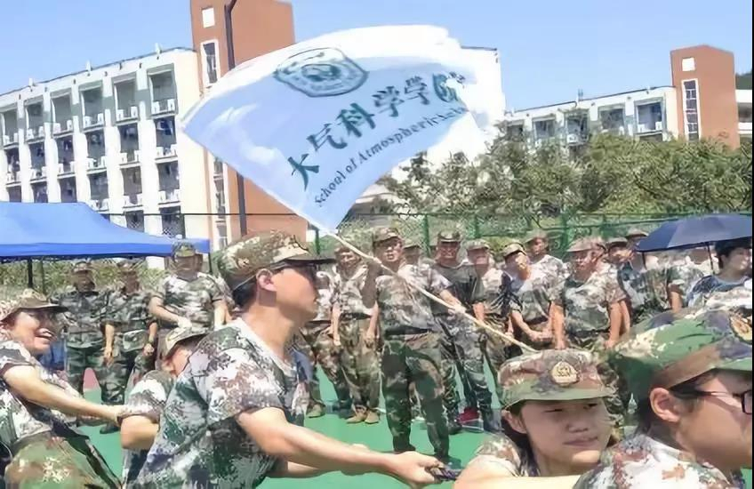 院旗与拉拉队、参赛队员同在