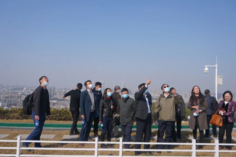 考察团队参观中山市气象灾害预警监测信息发布中心