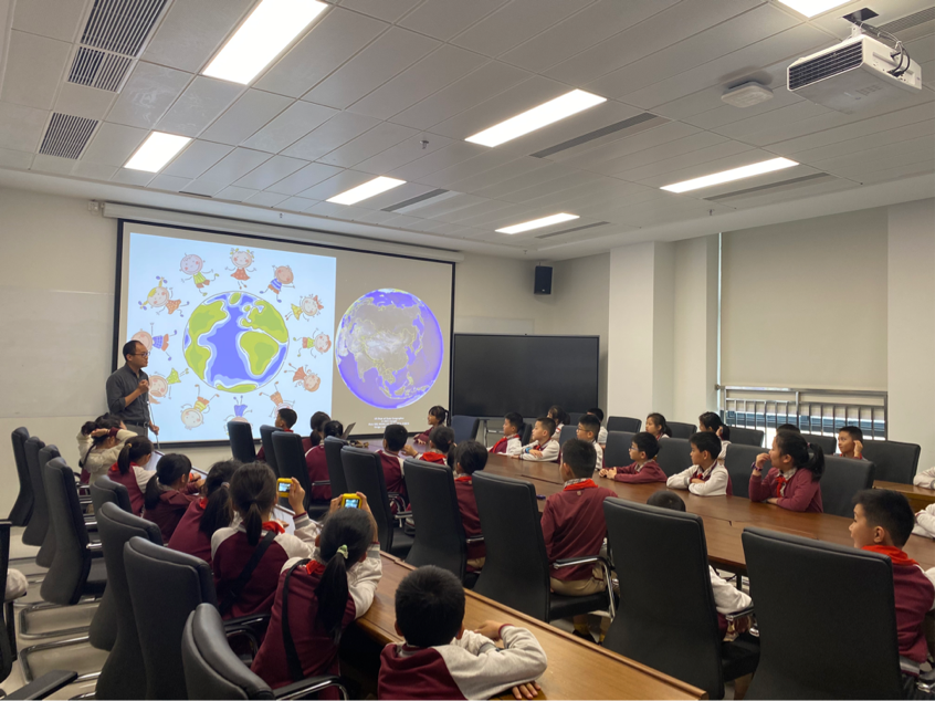 肖智勇副教授正在为同学们分享火星探测知识