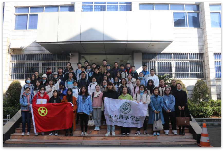 英才班师生参观气象局合影