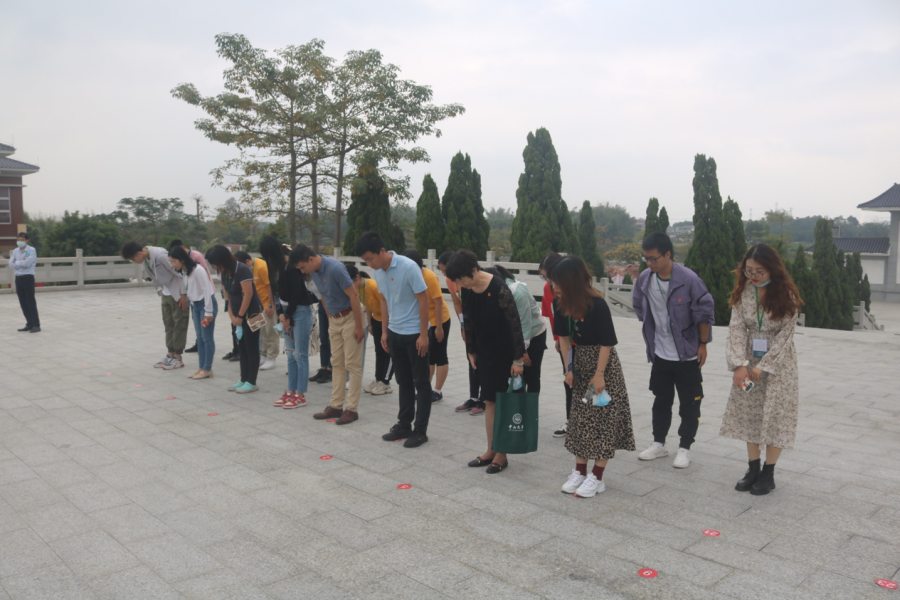 全体党员向烈士默哀致敬