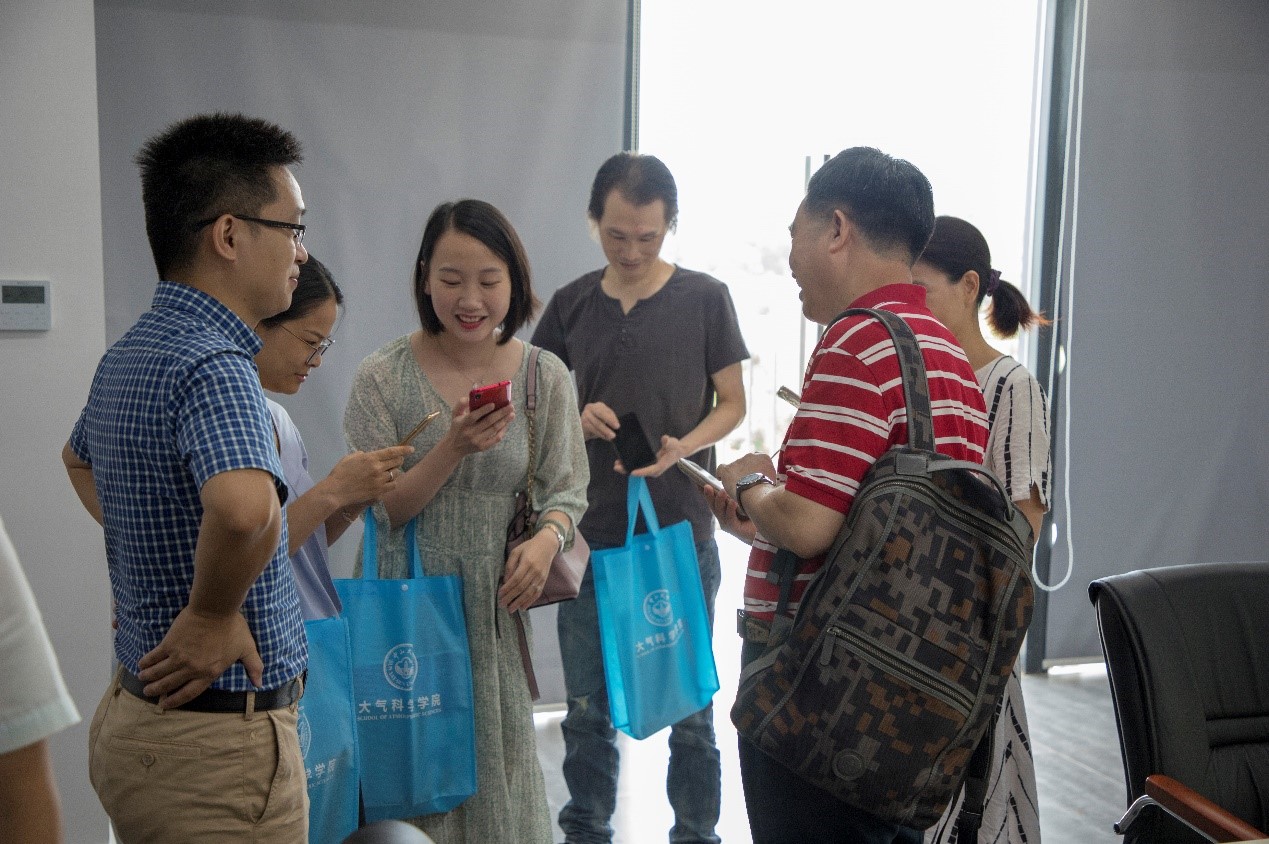 校友与走访组老师会后交流，互加联系方式