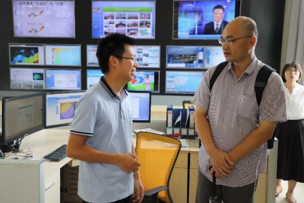 走访组参观阳江市气象局