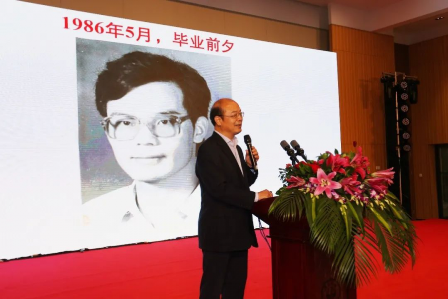 胡永云教授作报告