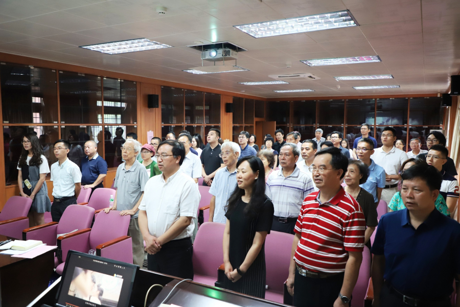 全体奏唱中山大学校友之歌