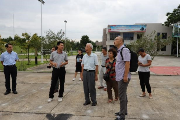 走访组参观遂溪县气象局