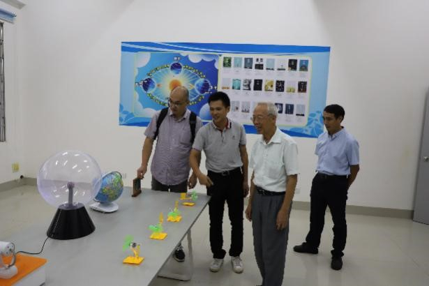 走访组参观遂溪县气象局