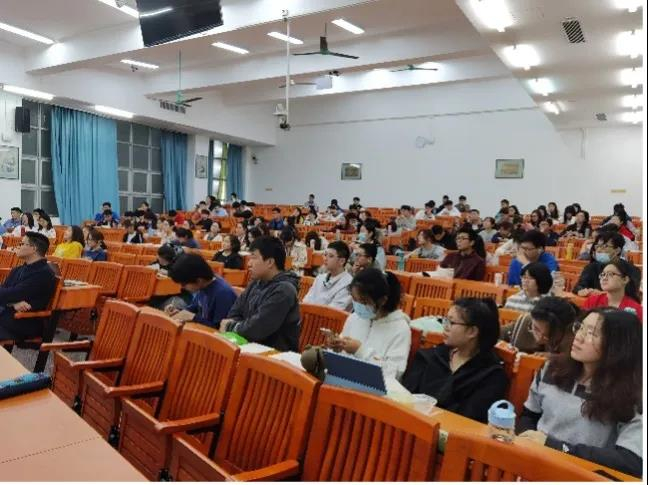 19级同学们认真聆听
