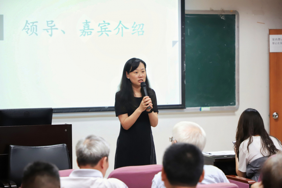 张斯虹书记主持会议