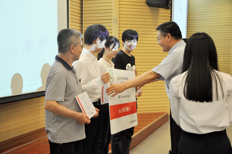 颜光美副校长为2016年美国大学生数学建模竞赛特等奖获奖队伍颁奖