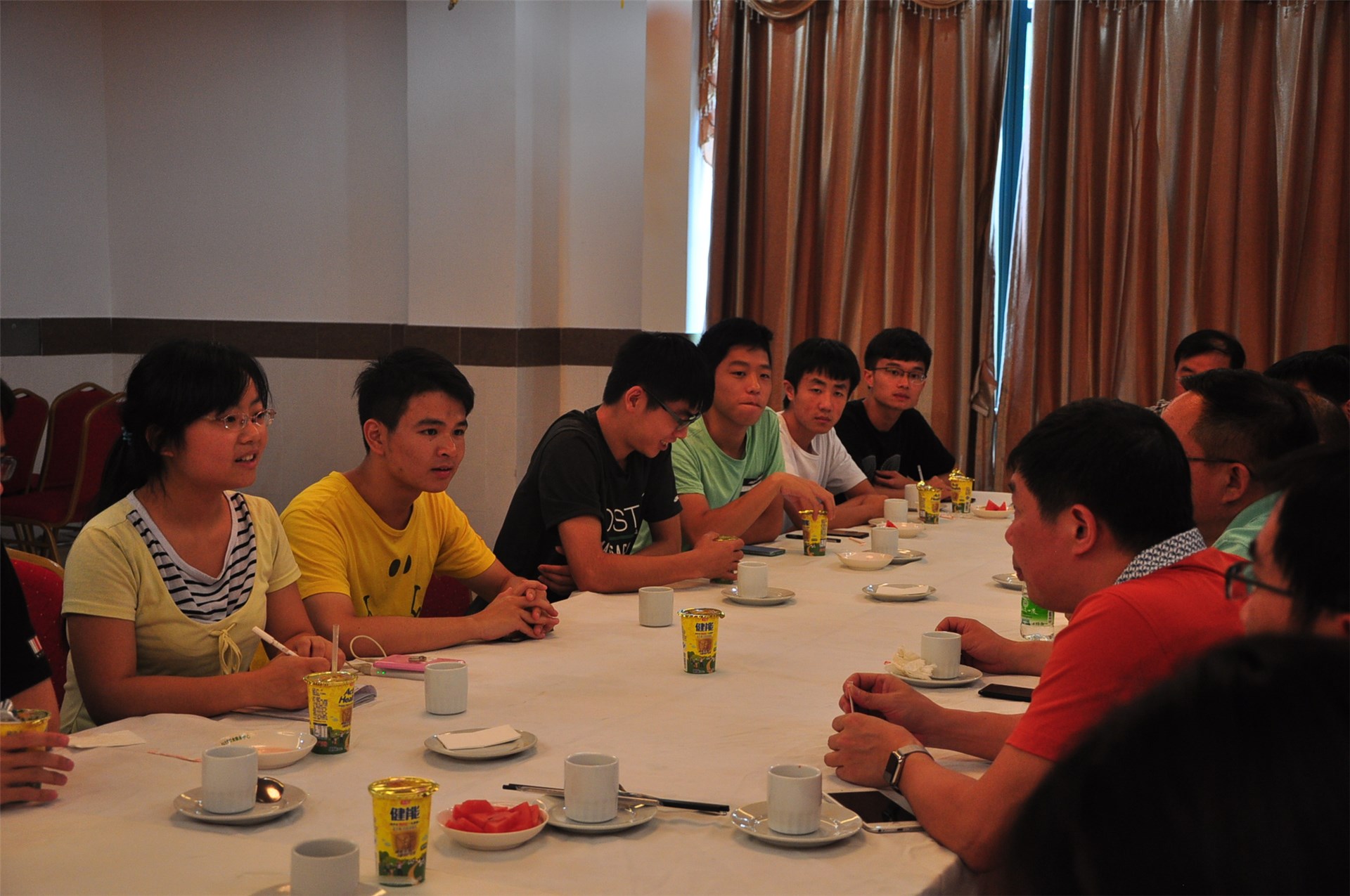 倾听学生声音共谋学院发展 ——记太阳成集团tyc9728第一期师生午餐会