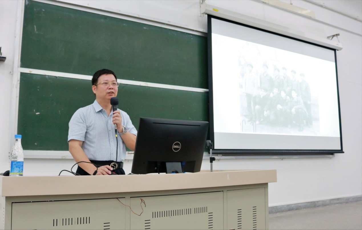 我院黎伟标副院长为2016级本科生主讲新生教育讲座