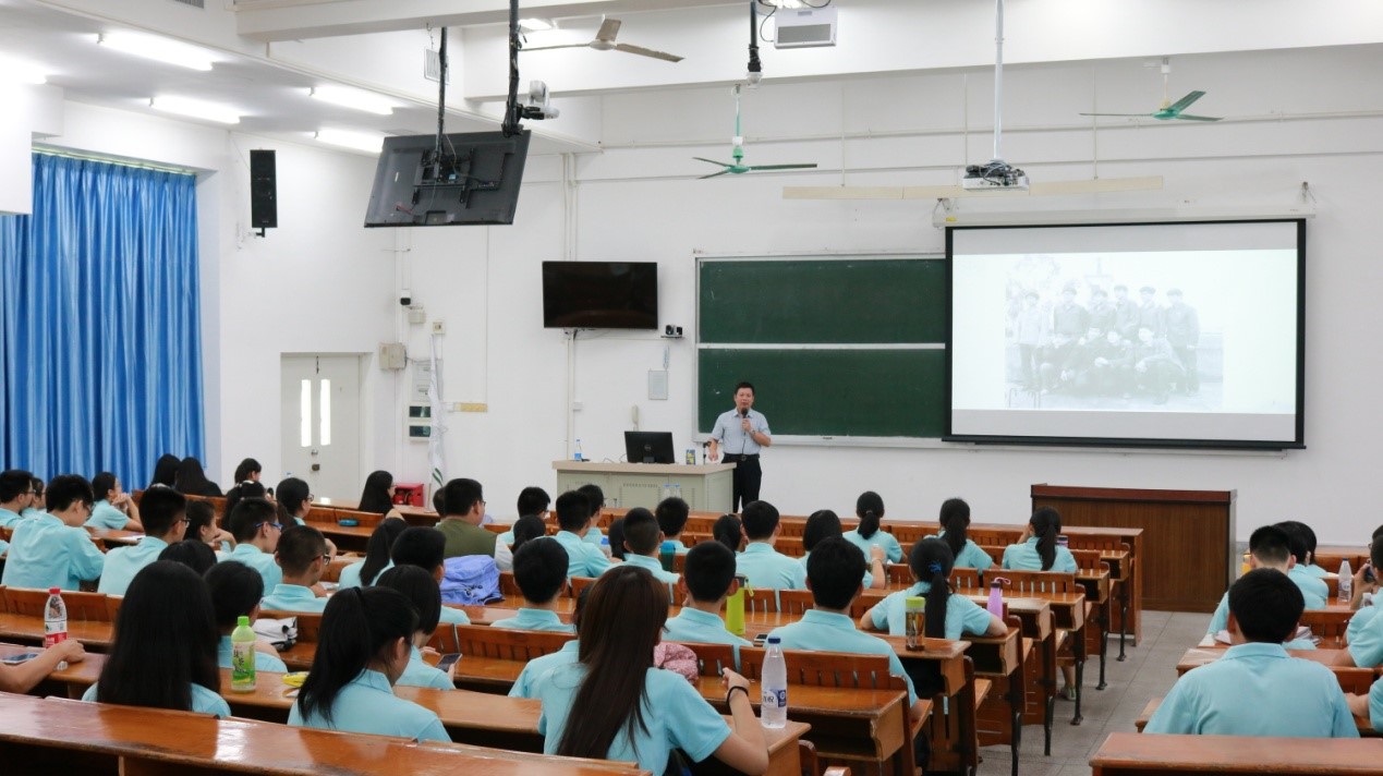 我院黎伟标副院长为2016级本科生主讲新生教育讲座