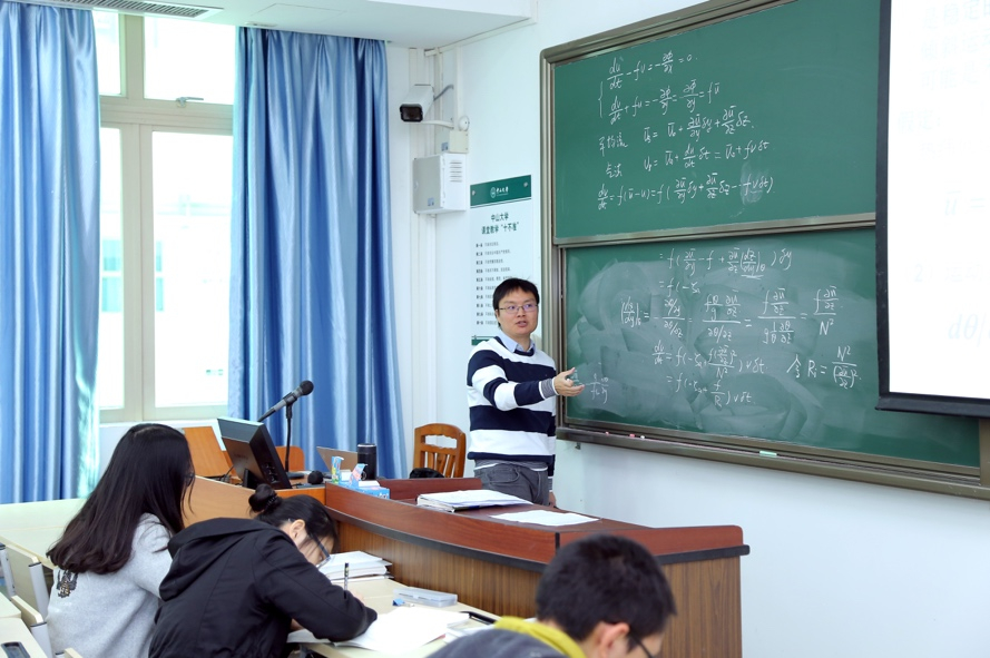 杜宇副教授在授课