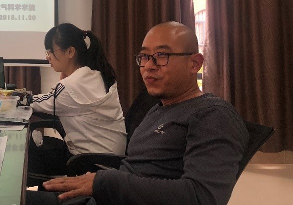 李邵仪副教授倾听同学们提出的问题