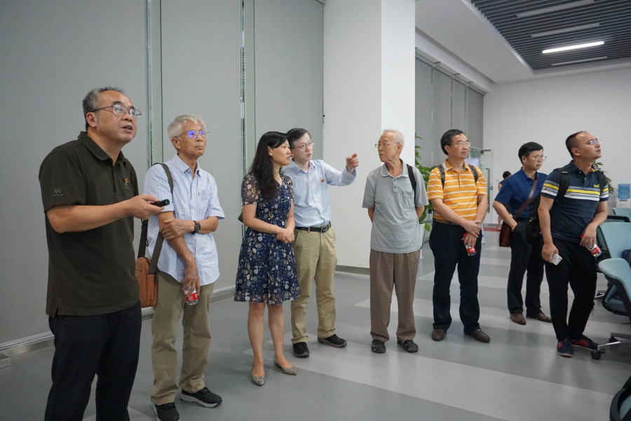 调研组参观广东省突发事件预警信息发布中心并听取相关介绍