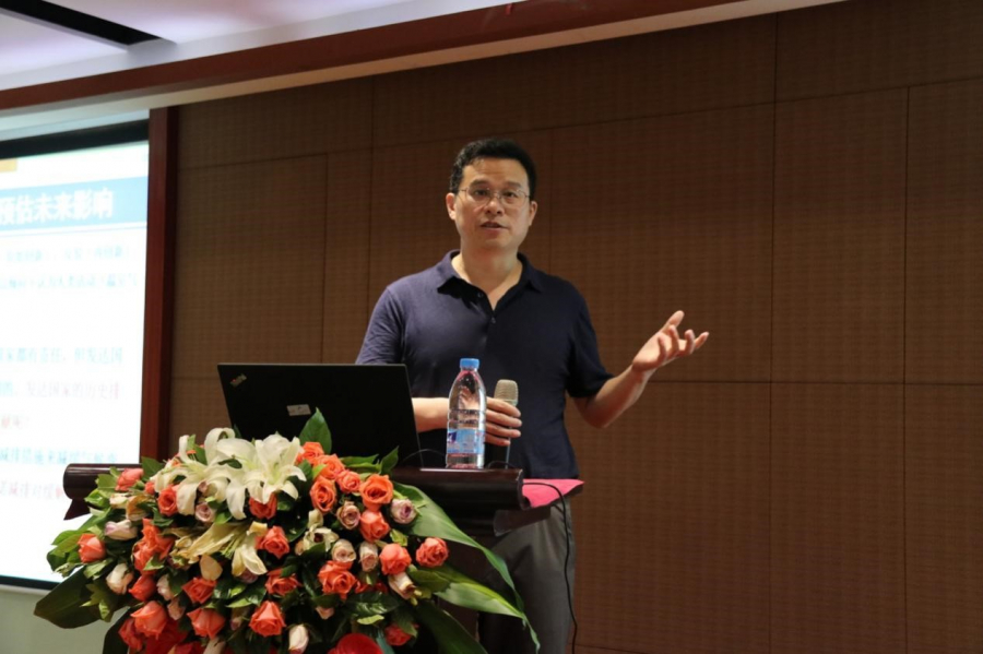 李庆祥教授介绍地球系统-人类社会经济耦合模式团队