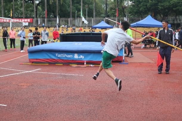 我院同学参加标枪比赛