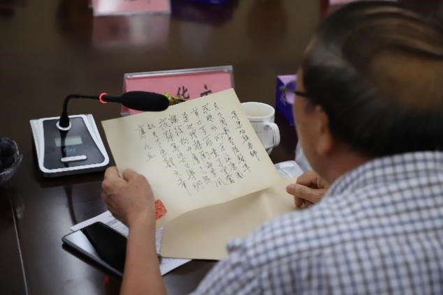 何华庆校友作《赠梁必骐老师》