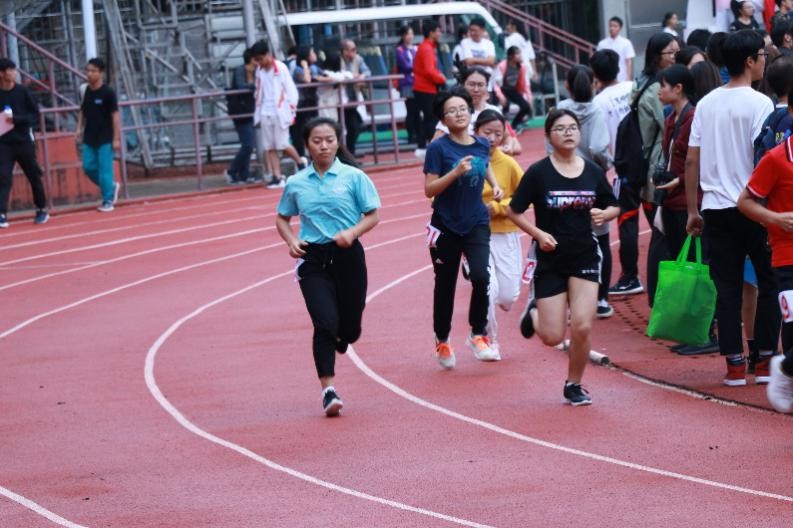 我院同学参加800m比赛