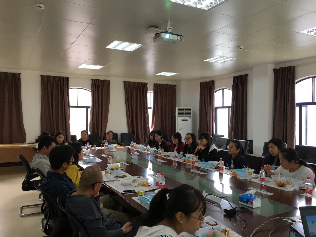 同学与老师进行交流