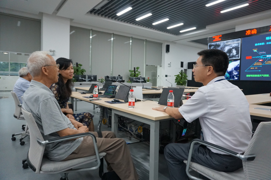 调研组参观广东省突发事件预警信息发布中心并听取相关介绍