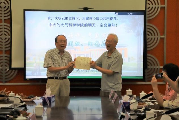 何华庆校友作《赠梁必骐老师》